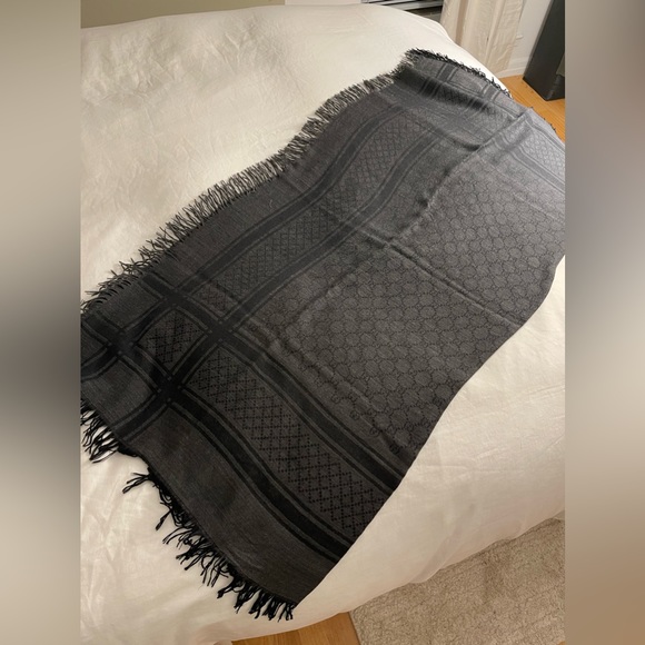 Gucci Jacquard Silk Wool Scarf/Shawl - Picture 4 of 10